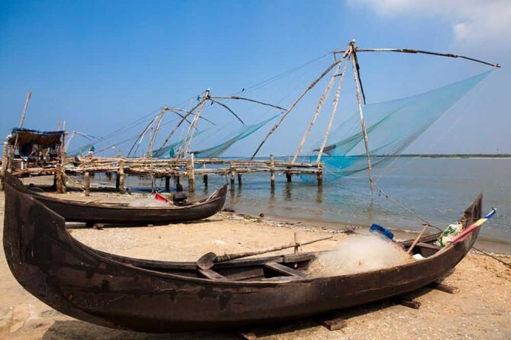 Old style of catching fish - Review of Chinese Fishing Nets, Kochi  (Cochin), India - Tripadvisor