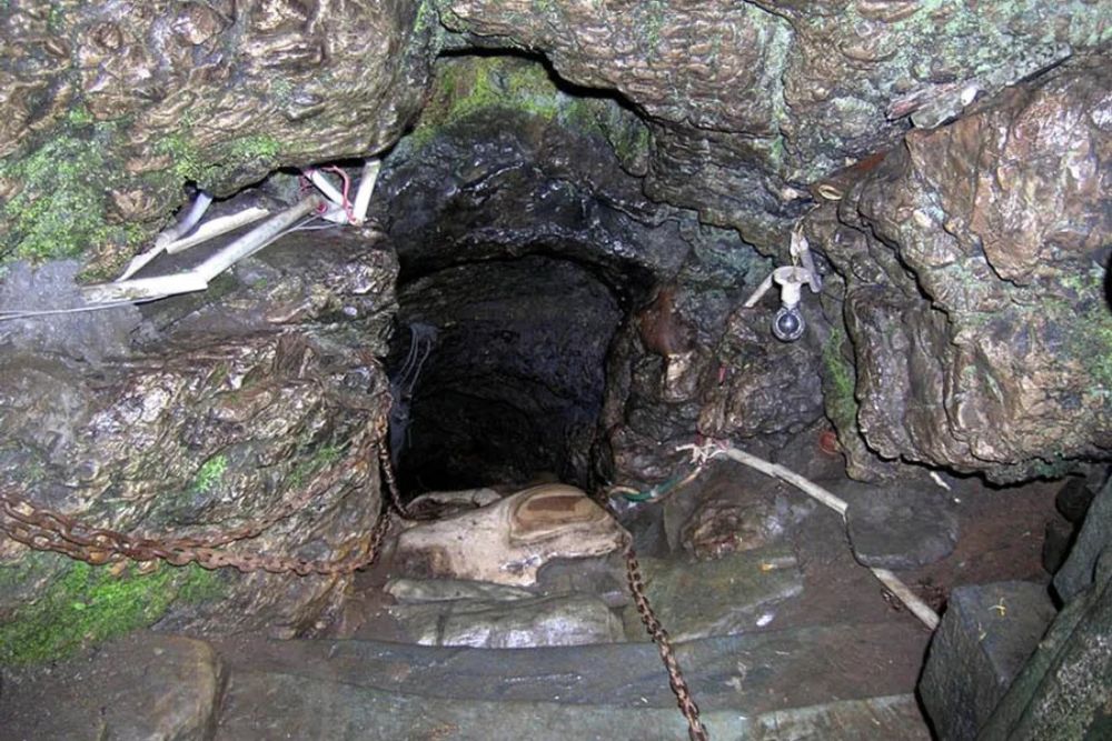 Patal Bhuvaneshwar Cave Temple