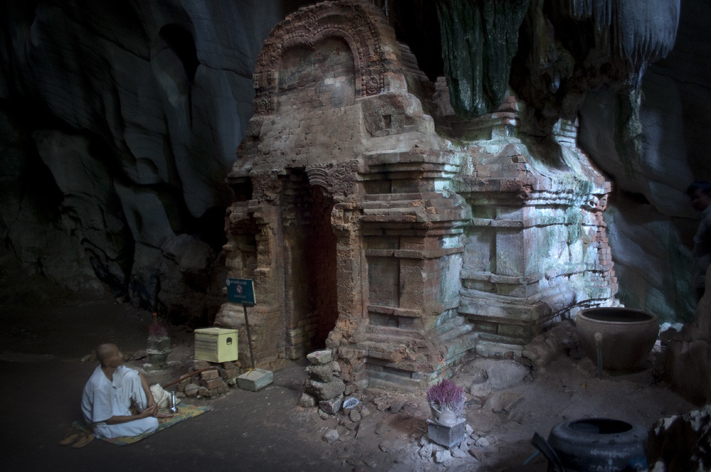 Phnom Chhngok Cave Temple