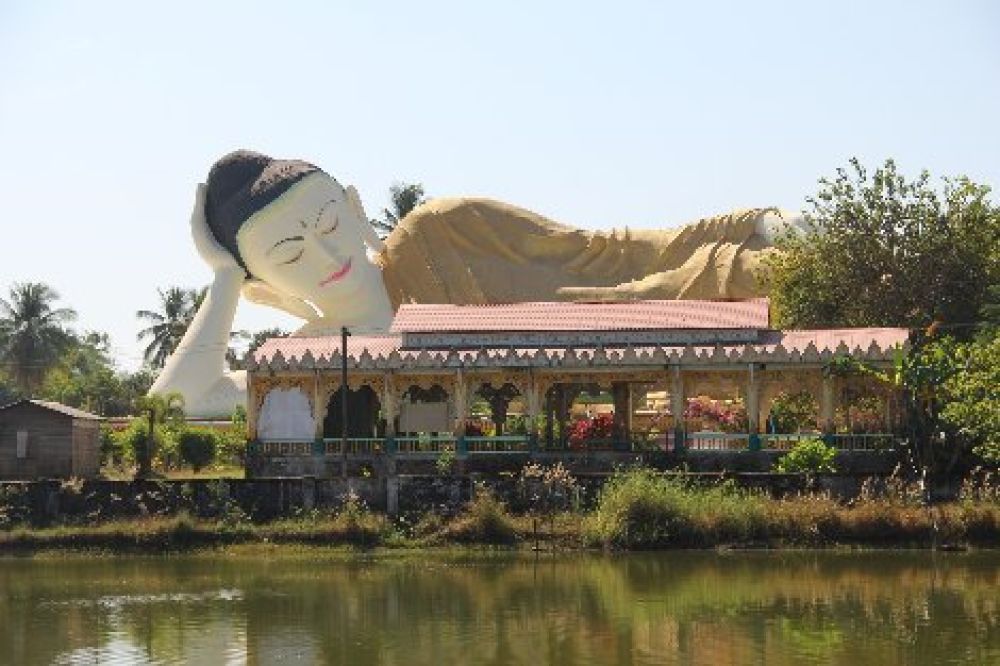 Mya Tha Lyaung Reclining Buddha