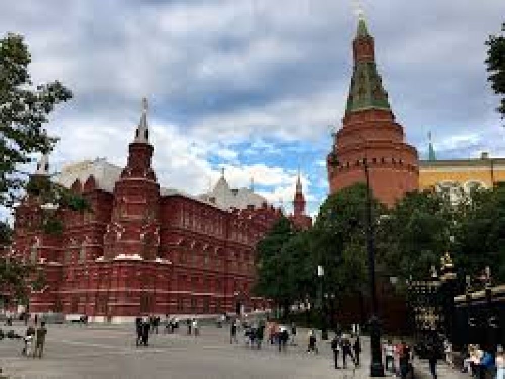 The Central Square (Ploschad' Bortsov Revolyutsii)